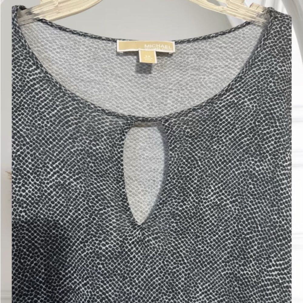 MICHAEL KORS  NEUTRAL PRINT TOP w/KEY HOLE NECKLINE DETAIL  PLUS: 3X   #9 - Picture 7 of 10
